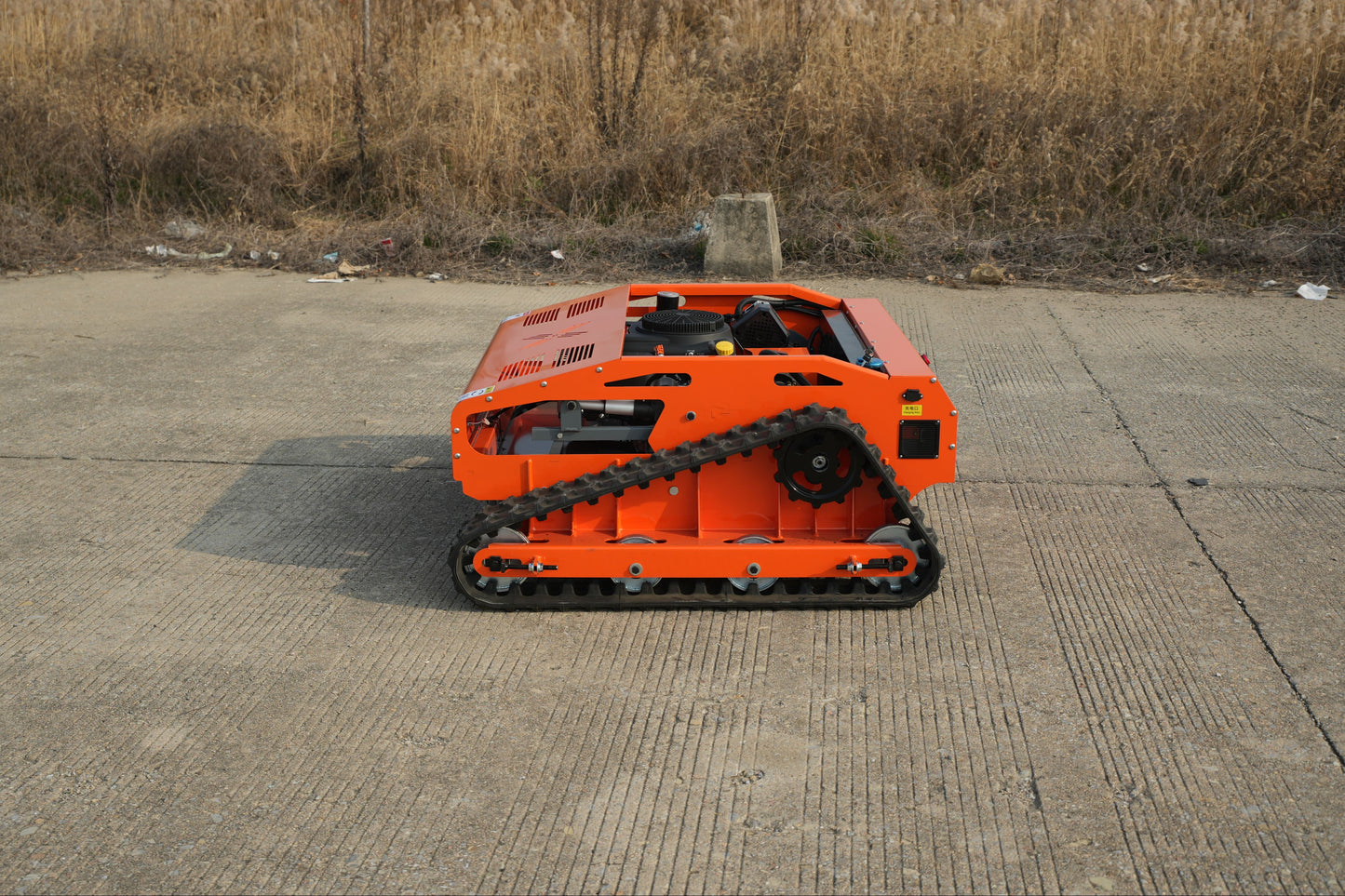 RC remote controlled lawn mower. Use your RC hobby for something useful. 45 degree climbing ability leaves serious off roaders smiling and the 16Hp 426cc motor makes all the right noises. 800mm cut is a nice balance between a big large machine and the smaller compact machines. Perfect for spot farm vegetation control